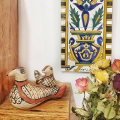 Comme un air de printemps qui nous rappelle la Tunisie où cette saison est si belle 🏵 Les thèmes floraux sont d'ailleurs un grand classique de la céramique tunisienne 🌼 
Bonne semaine ensoleillée 😃
.
.
.
.
#ceramique #floral #carreaux #poterie #sejnane #artisanattunisien #handmadedecoration #objets #déco #unique #homedecor #printemps #springiscoming #springhomedecor #pottery #bois #oiseau #birds #handmadebird