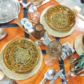 Un peu de soleil dans nos assiettes avec de la belle céramique tunisienne peinte à la main 🌞
.
.
.
#assiette #ceramique #table #faitmain #verre #verresoufflé #soleil #ceramics #beautifultable #colors #decoration #bohostyle #boheme #decotable #artisanattunisien #handmade